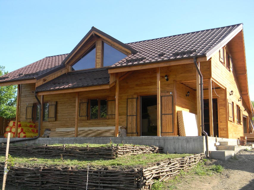 Case din lemn si mobilier de gradina
