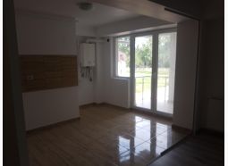 vand garsoniera spatioasa la parter zona Tractorul