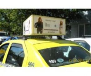 Campania publicitara de rebranding a revistei online Kudika.ro, este sustinuta prin intermediul a 100 masini de taxi - casete luminoase, 50 masini taxi