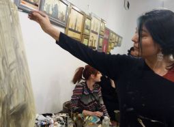 Artistul plastic Vali Irina Ciobanu, pictând live, în timpul lansării romanului ”Antimemoriilor unei muze”, de Julia Kalman