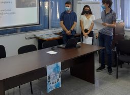 Elevi prezentand un proiect de cercetare