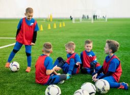 Cum să încurajezi pasiunea pentru sport în rândul copiilor: fotbal, tenis şi biciclete