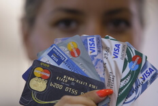 Taxele ascunse ale cardurilor. Ce comisioane percep bancile in realitate