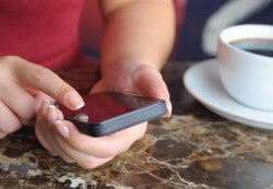 Prinde-l pe chiulangiu! Cum pot fi monitorizati angajatii prin aplicatii mobile