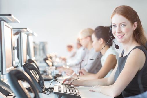 Angajat la call-center. Ce limba trebuie sa stii ca sa castigi 4.000 lei pe luna