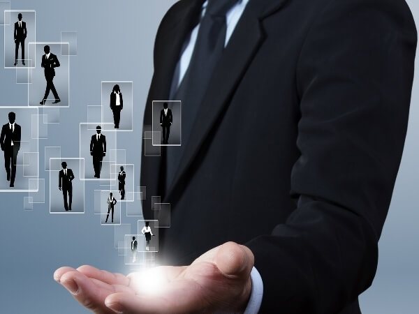 Cum sa transformi trecutul intunecat intr-un viitor luminos: Povestile a 3 lideri puternici