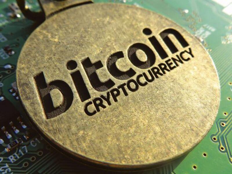 Bitcoin doboară un nou record. Moneda virtuală a ajuns la 3.400 de dolari/unitate