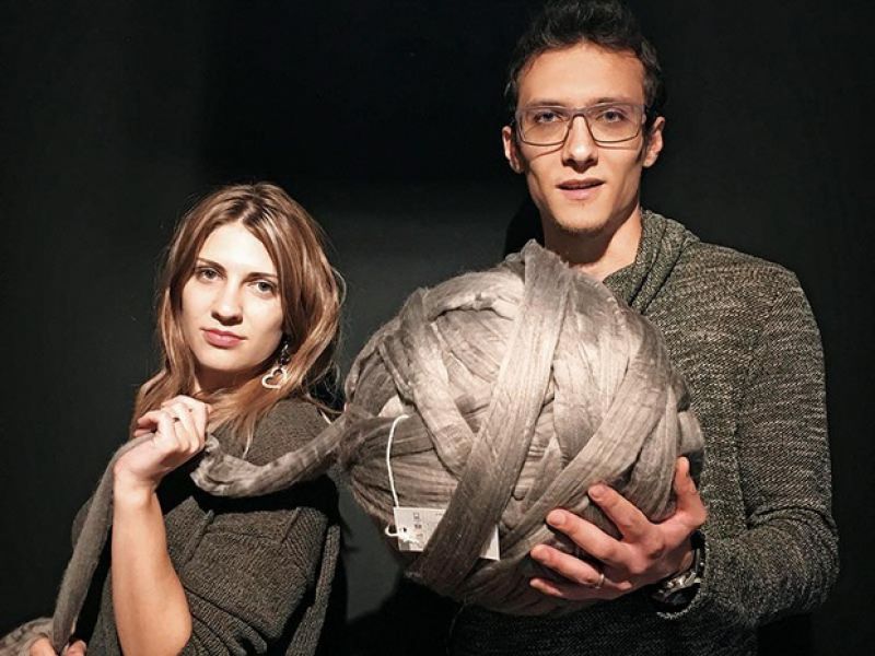 Câţi bani câştigă doi tineri români din vânzarea de pături de lux