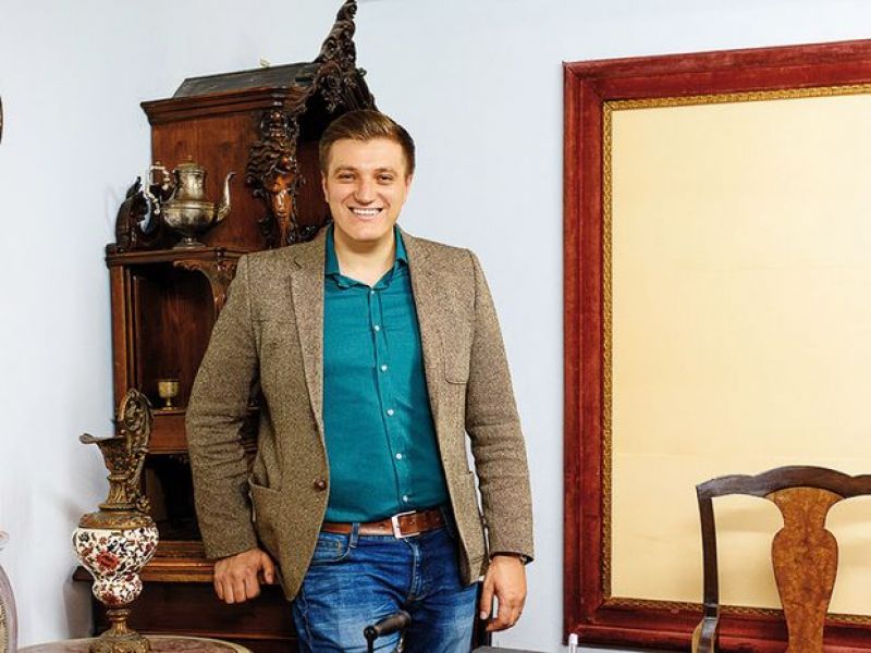 Tânărul de 29 de ani care câştigă 180.000 de euro restaurând mobilier. Anul acesta are obiectiv atingerea milionului de euro