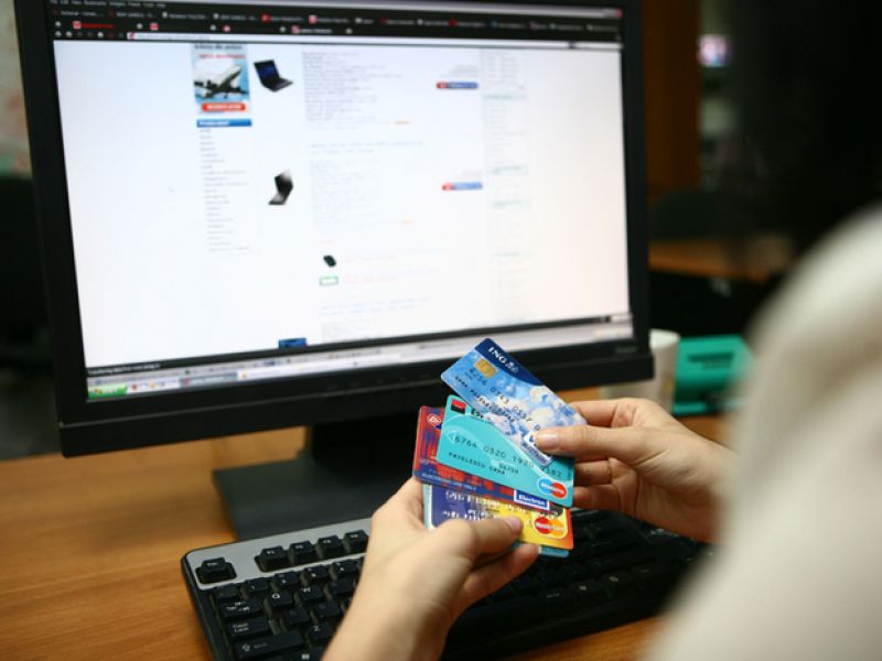 Românii au cheltuit, în medie, 7,67 milioane de euro în fiecare zi pentru cumpărături prin internet în 2017