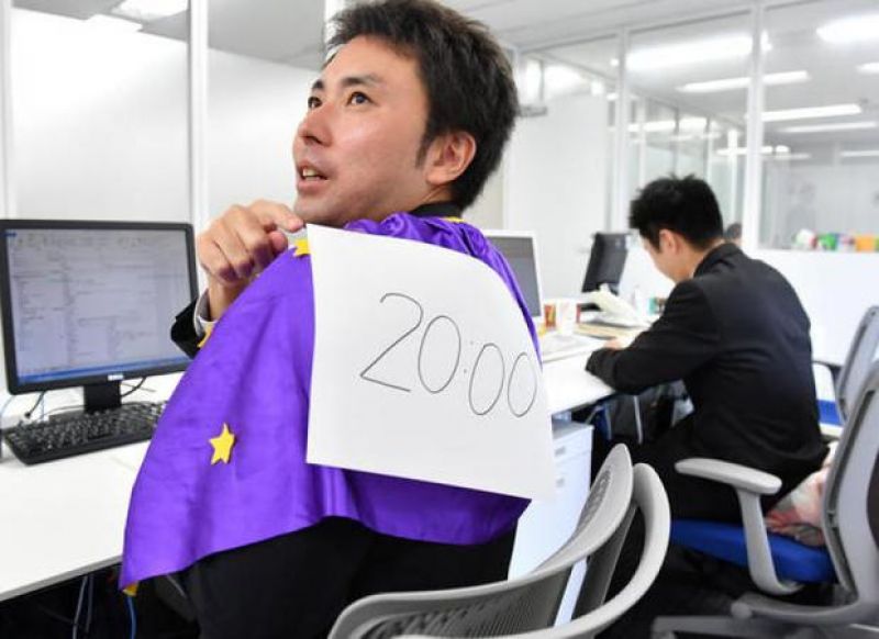 Metodele bizare prin care companiile din Japonia încearcă să-şi convingă angajaţii să nu mai muncească peste program