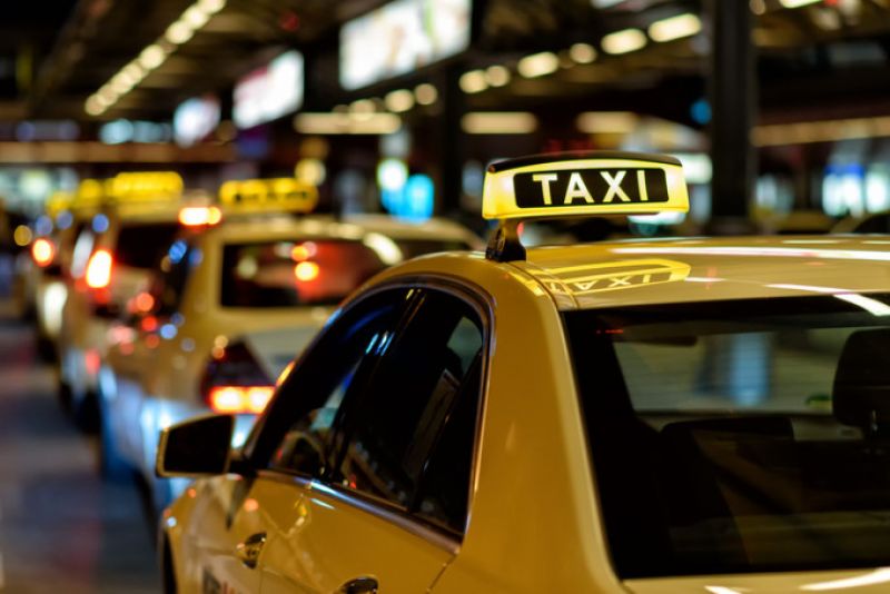 Proiect de lege: Uber, Taxify, Clever Taxi ar putea fi interzise. Ne întoarcem în epoca de piatră a transportului?