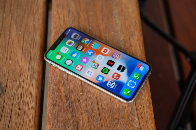 Noul iPhone este deja pus la pământ de critici şi de fani, înainte să se lanseze. Cum vor arăta noile modele din cel mai aşteptat telefon al anului