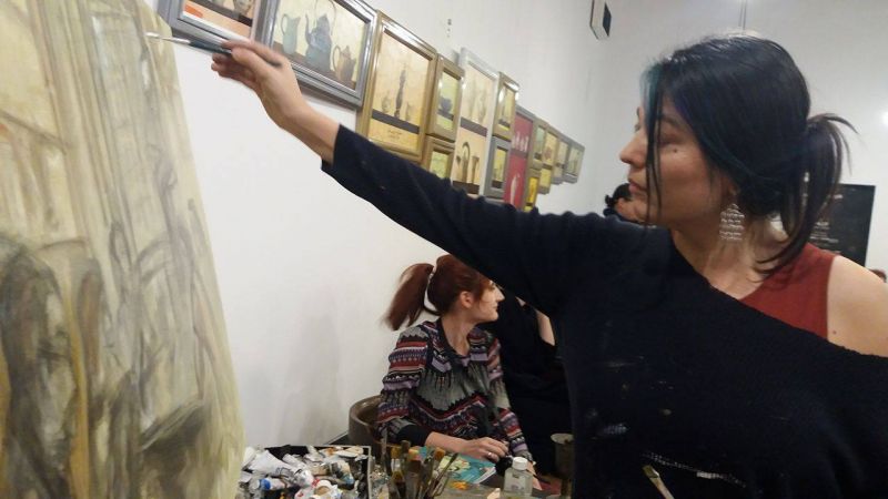 Artistul plastic Vali Irina Ciobanu, pictând live, în timpul lansării romanului ”Antimemoriilor unei muze”, de Julia Kalman