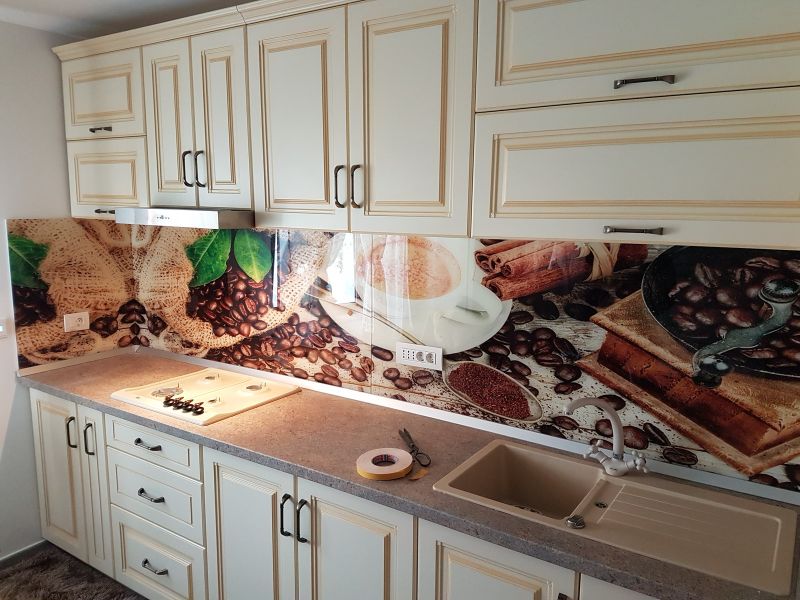 Amprentă personalizată cu sticlă printată în bucătăria modernă